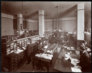 Jonge mannen werken in een postkamer bij de Metropolitan Life Insurance Co. aan 23rd Street en Madison Avenue, New York, 1907